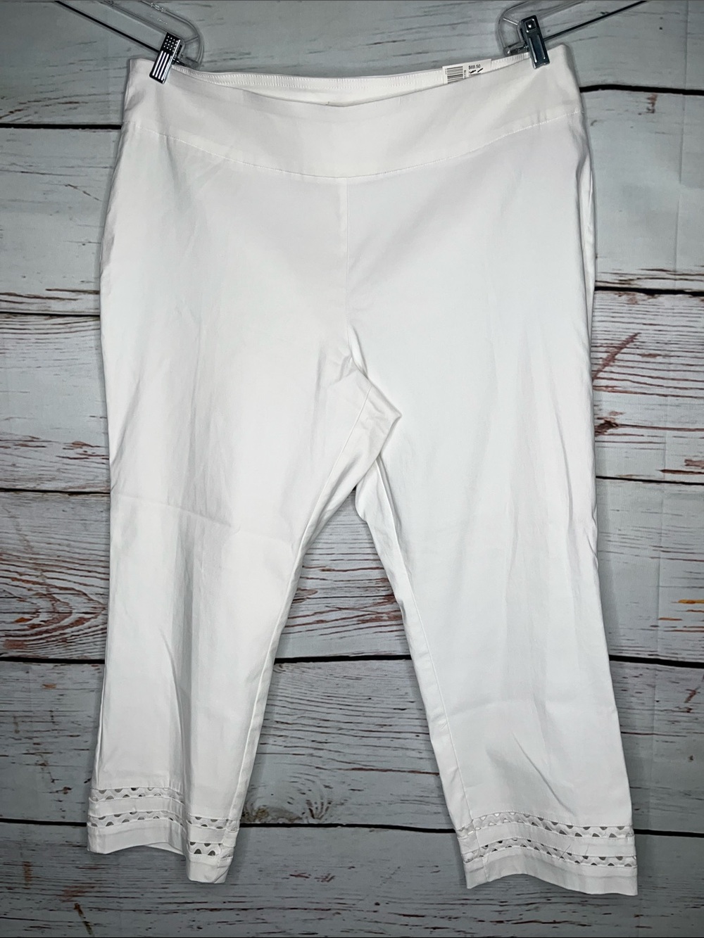 Crown & Ivy Woman NWT Size 20W White - Eyelet Trim Pull On Capri Pants